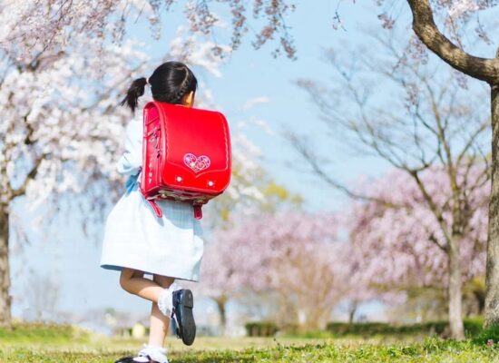 Elementary students heading to a Japanese public school, illustrating the education system for expat families in Japan