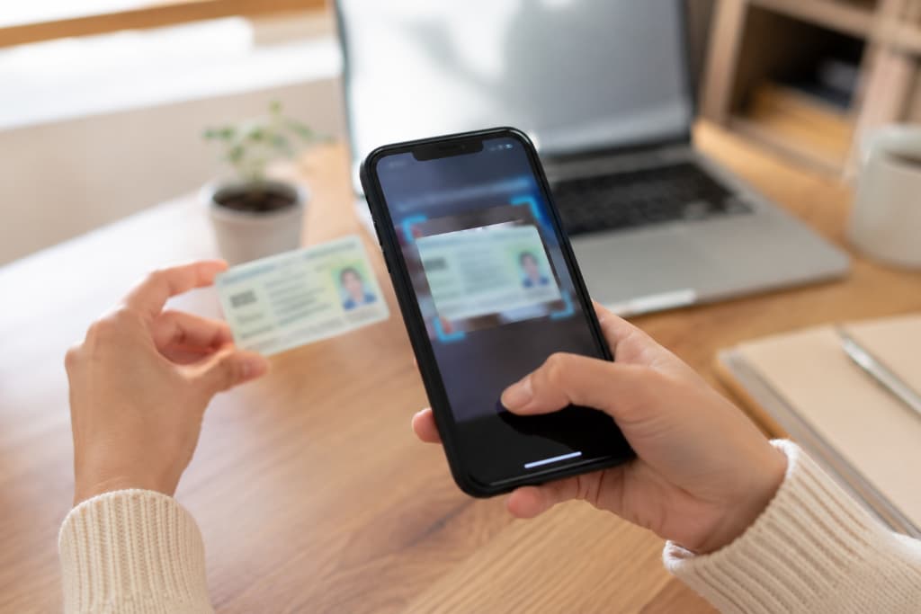 Scanning a My Number card with a smartphone during online visa renewal